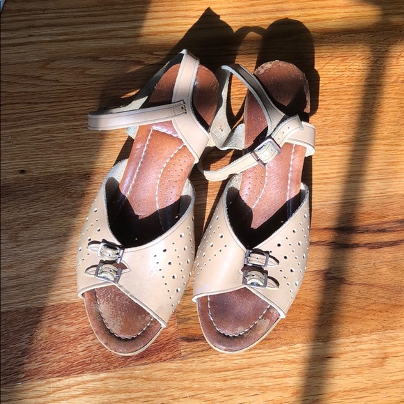 Vintage: Soft Spot Tan Sandals - Picture 2 of 6